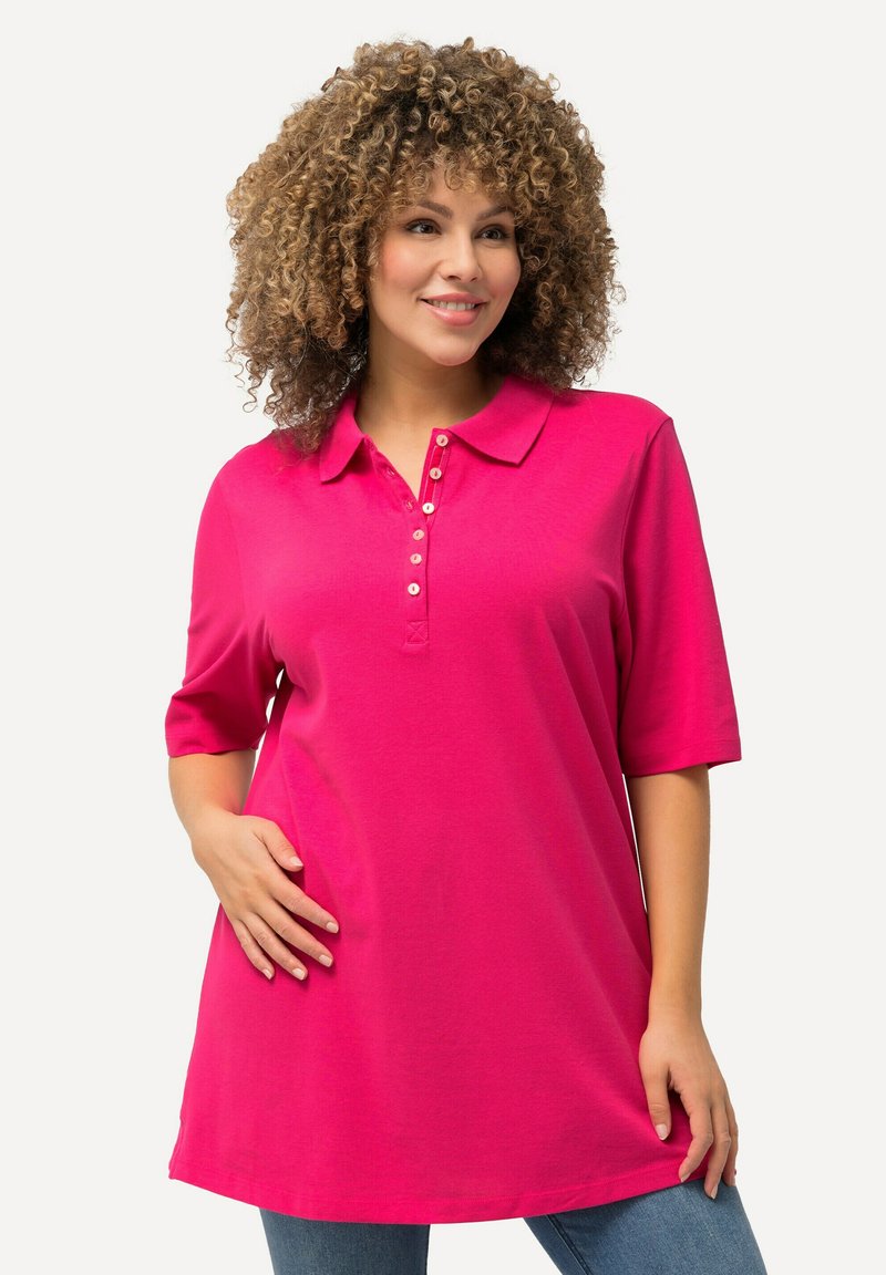 Fuchsia poloshirt met een kraag, korte mouwen en een knoopsluiting. Glad materiaal, rechte zoom en een ontspannen pasvorm.