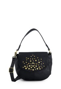 Zwarte leren schoudertas met een gebogen klep, versierd met gouden studs in een geschakelde patroon. Voorzien van een verstelbare schouderband en een slank ontwerp.
