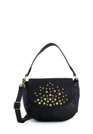 Černá kožená kabelka přes rameno s zakřiveným klopou, zdobená zlatými hřebíky v graduovaném vzoru. Disponuje nastavitelným popruhem a elegantním designem.