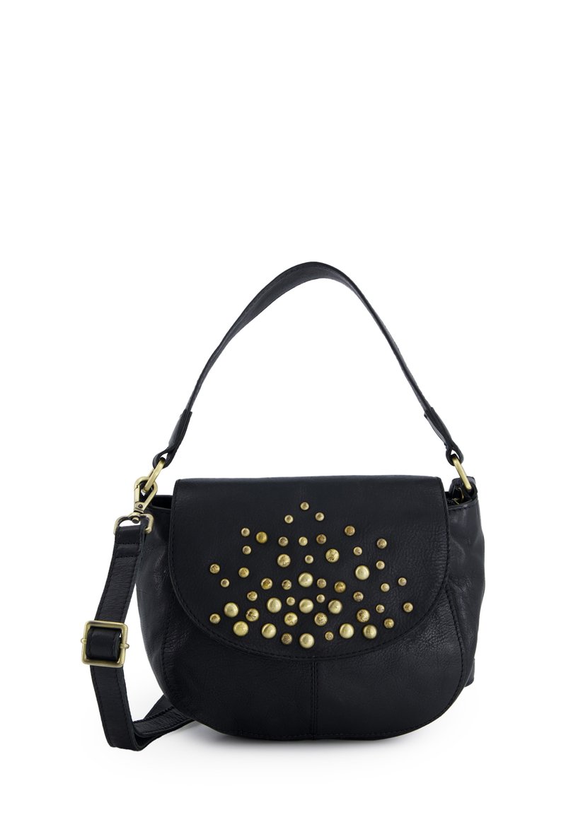Zwarte leren schoudertas met een gebogen klep, versierd met gouden studs in een geschakelde patroon. Voorzien van een verstelbare schouderband en een slank ontwerp.