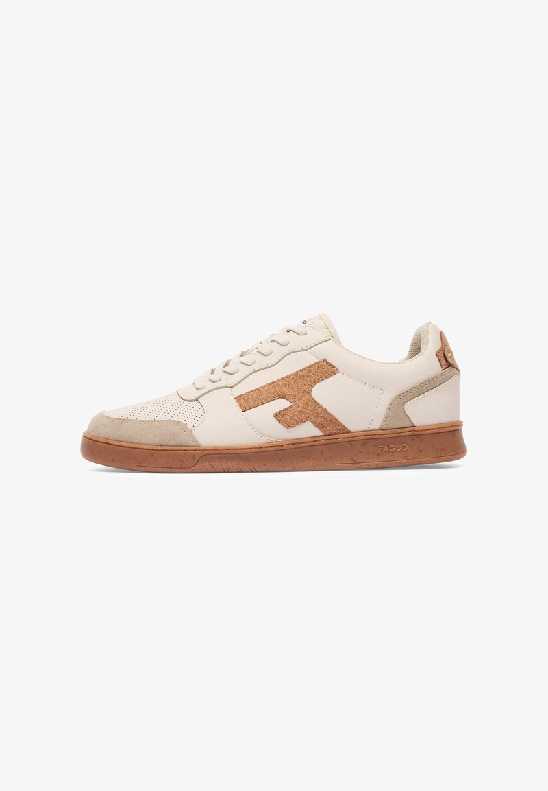 Zapatilla blanca y beige con detalles de corcho, parte superior texturizada, puntera redonda y suela de goma marrón. Detalle del logotipo en el lateral y en la parte trasera.