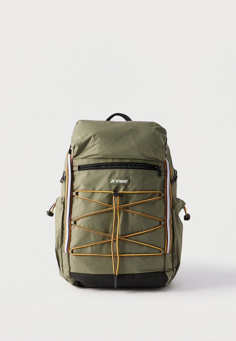 Σακίδιο πλάτης K-Way σε ελιά πράσινο με μαύρη βάση, εμπρόσθια τσέπη με φερμουάρ, κίτρινο λάστιχο και πλαϊνές τσέπες, σε απλό λευκό φόντο.