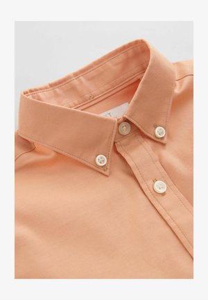 Virsaus värvi kraega särk, valmistatud tekstureeritud kangast, millel on valged nupud ja tugevdatud plakk. Krae on klassikalise disainiga.