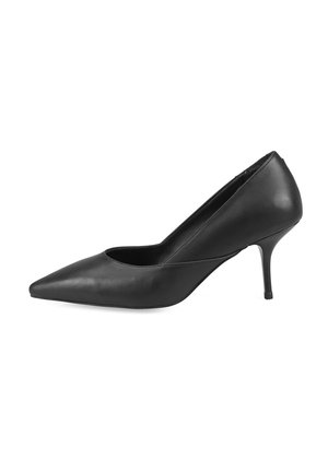 Zwarte leren schoen met een puntige neus en een stilettohak, met een lage hak en een gladde afwerking, getoond in zijprofiel op een witte achtergrond.