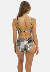 Bikini set s vysokým pasem v černobílém zvířecím potisku. Materiál se zdá být hladký, s širokými ramínky a designem se zakulaceným zadním otvorem.