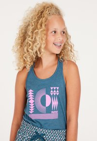 Blauwe tanktop met een roze geometrisch grafisch ontwerp. De stof lijkt zacht met een gladde textuur. Geen extra patronen of accenten.