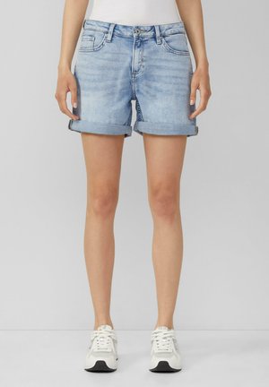 Lichtblauwe denimshorts met opgerolde manchetten, vijf-pocket ontwerp en een knoopsluiting. Draagbaar met witte sneakers.