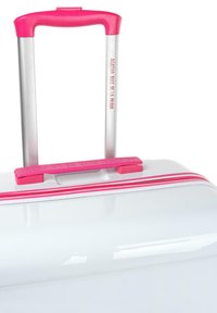 Maleta de hard-shell en blanco brillante, con un mango telescópico rosa brillante y cremallera, con la marca en el agarre del mango.