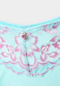 Υφασμα ελαφρώς γαλάζιο εσωρούχων με ροζ δαντέλα με λουλούδια και μικρό ροζ γοητευτικό πολύτιμο λίθο στο κέντρο μπροστά.