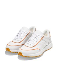 Sneaker bianche con accenti arancioni, tomaia in pelle liscia, punta rotonda, lacci piatti, collo imbottito e suola in gomma testurizzata con grip.