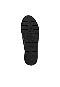 Semelle de chaussure noire présentant une surface texturée avec des rainures horizontales et verticales. Logo et détails de taille embossés sur la zone du talon.