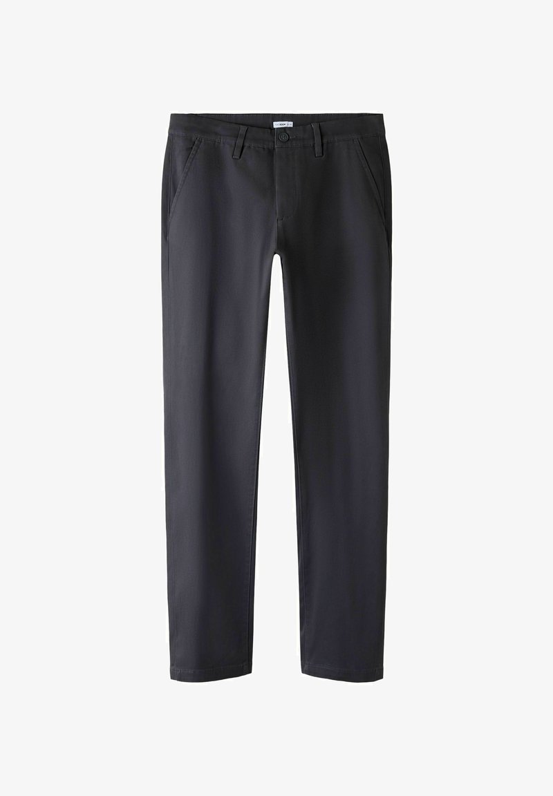 Meeste slim-fit mustad püksid vööloopidega, esiknappi, lukuga kinnitust ja küljetaskutega valge tausta taustal.