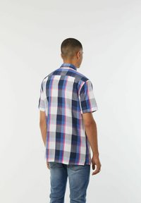 Korte mouwen geblokt shirt in blauw, wit en roze. Kenmerkt een kraag, knoopsluiting en een rechte zoom. Het materiaal lijkt lichtgewicht.