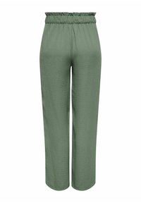 Kõrge vöökohaga, laia säärega rohelised püksid, millel on kogutud elastsest vööpaisast ja tekstuurne kangas, kujutatud tagant valgel taustal.