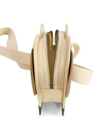 Borsa color crema con chiusura superiore a zip, tracolla in tessuto e dettagli in pelle. Presenta una forma arrotondata e dettagli cuciti.