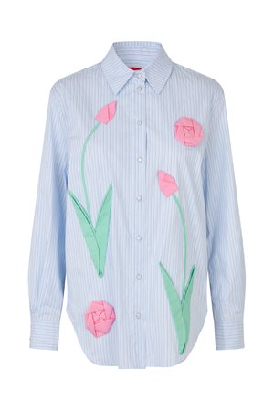 Lyseblå langærmet skjorte med fine striber og lyserøde stofblomster samt grønne stofblade syet på forsiden.