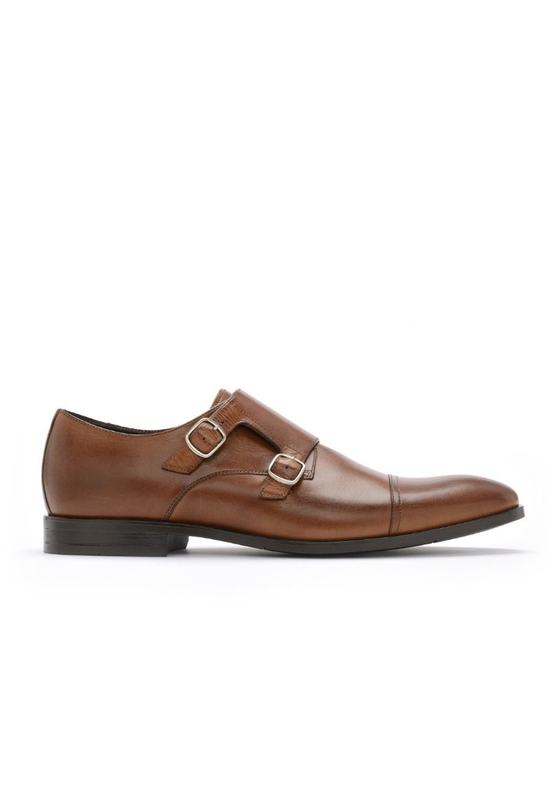 Pantofii din piele maro, cu prindere dublă tip monk, cu finisaj lustruit, vârf rotund, cusături decorative și catarame de nuanță argintie pe fiecare curea.