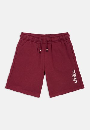 Shorts en coton bordeaux avec une taille élastique, cordon de serrage avec des accents rouges, blancs et bleus, et le logo "TOMMY HILFIGER" imprimé en blanc sur le côté.
