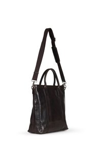 Brązowa skórzana torba tote z dwoma uchwytami u góry i regulowanym paskiem na ramię. Gładka tekstura, minimalistyczny design oraz akcenty w kolorze srebrnym.