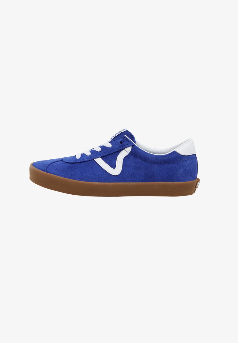 Zapatilla de ante azul con acentos blancos, diseño de cordones, puntera redonda y suela de goma marrón. Cuenta con un distintivo detalle de logo lateral.