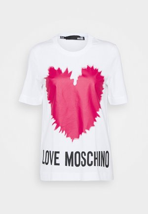 Witte t-shirt met korte mouwen en grote onregelmatige roze hartafbeelding, met de tekst "LOVE MOSCHINO" in vette zwarte letters onderaan.