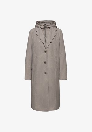 Długi, szary płaszcz z kapturem, zapinany na pojedynczy guzik, z dwoma przednimi kieszeniami i zapięciami na guziki. Materiał ma teksturowane wykończenie.