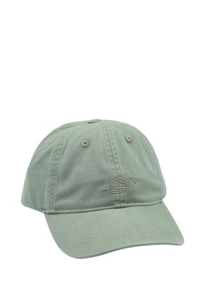 Groene katoen baseballpet met een gebogen rand, geborduurd logo aan de voorkant en gestikte oogjes op de kroon voor ventilatie.