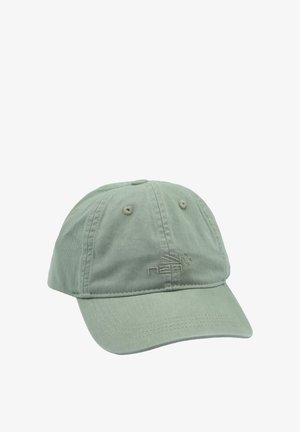 Groene katoen baseballpet met een gebogen rand, geborduurd logo aan de voorkant en gestikte oogjes op de kroon voor ventilatie.