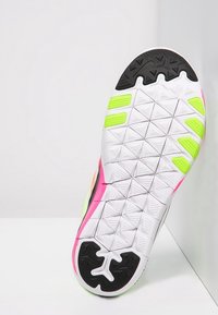 Podešev boty s bílým podkladem, se zelenými a růžovými akcenty, texturovaným trojúhelníkovým vzorem a černou gumovou podrážkou pro lepší přilnavost.