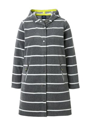 Šedý pruhovaný kabát s kapucí, s bílými horizontálními pruhy, cvoky a kapsami na zip po stranách. Vnitřek má jasně žlutou podšívku.