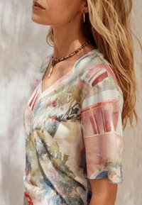 Next REGULAR FIT -SLOUCH V-NECK - Camiseta estampada - scenic chateu print