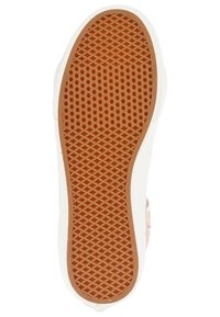 Gumová podrážka obuvi s texturou ve tvaru diamantu, vyznačující se bílým okrajem a hnědou základnou pro lepší přilnavost a odolnost.