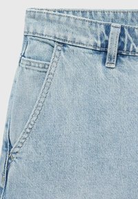 Ljusblå denimshorts med en klassisk design, synlig framficka, bälteshällor och mjuk textur med subtila blekningar.