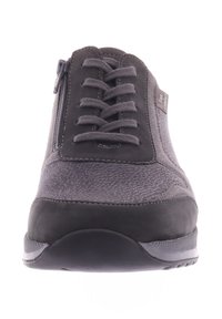 Graue Wildleder- und Leder-Schuh mit Schnürdesign und seitlichem Reißverschluss. Abgerundete Zehenpartie mit strukturiertem Muster und Gummisohle für besseren Halt.