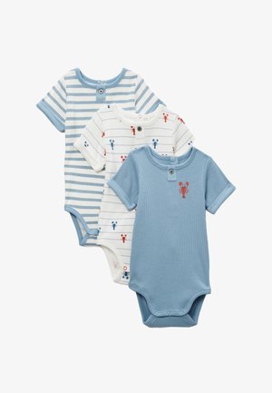 Trois bodies bébé à manches courtes : rayé bleu, blanc avec des homards rouges et bleus, et bleu uni avec un patch homard rouge.