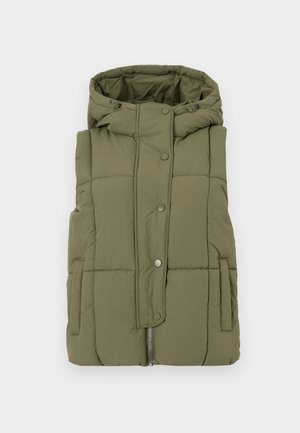 Oliwkowa, ocieplana kamizelka z kapturem, z zatrzaskowym zapięciem, bocznymi kieszeniami i zamkiem na dole. Miękki, strukturalny materiał z pikowanym wzorem.