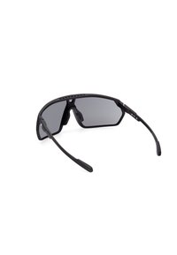 Ochelari de soare negri cu lentile largi și unghiulare, cadru mat și accente din cauciuc texturat pe brațe. Prezintă un design cu ventilație pentru circulația aerului.