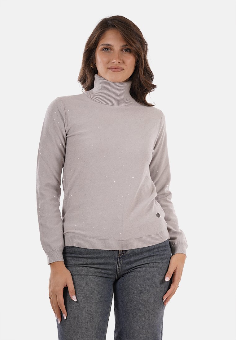 Maglione a dolcevita grigio chiaro con maniche lunghe e sottili scintillii. Texture morbida, polsini e orlo a coste, con un piccolo dettaglio del logo.