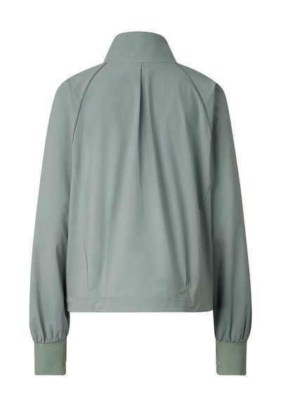 Lysegrå jakke med lange ærmer, høj krave, rygfold og elastiske manchetter med udvidede stofpaneler.