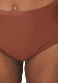 Brun højtaljet bikini bund lavet af et glat, strækbart materiale med rene kanter, designet til komfort og pasform. Ingen synlig hardware eller mønstre.