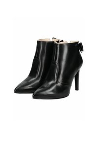 Bottines noires en cuir avec un bout pointu, un talon haut et un accent en forme de nœud à l'arrière ; texture lisse avec un design minimaliste.