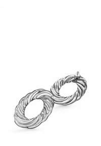 Orecchini d'argento con un design intrecciato simile a una corda; forma rotonda e texture lucida; presenta un piccolo accento appuntito nella parte superiore.