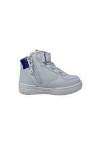Sneaker alte bianche con tomaia sintetica testurizzata, caratterizzate da un accento blu, una cerniera laterale, lacci e suola in gomma.