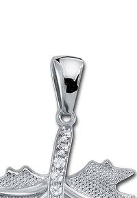 Pendentif libellule en argent avec des pierres précieuses claires le long du corps, des ailes texturées et un anneau poli pour le suspendre.