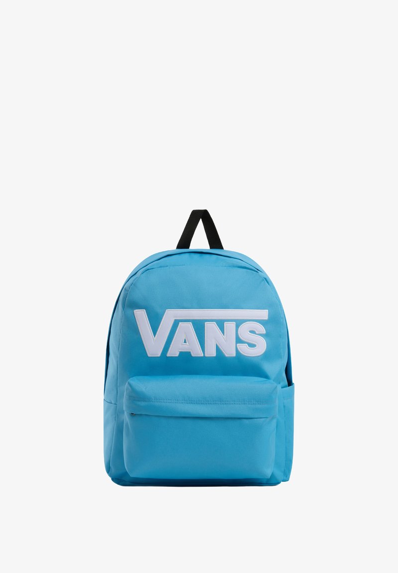 Mochila de tela azul con un compartimento principal acolchado, bolsillo frontal y logo blanco de "VANS". Asa de transporte negra y correas de hombro ajustables.