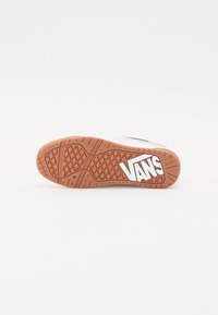 Vans tenisica s potplatom od gumenog kaučuka, s teksturiranim uzorkom za prijanjanje i istaknutim bijelim logotipom "VANS".