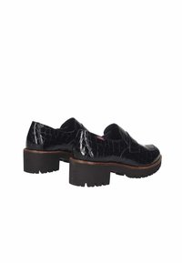 Scarpe in vernice nera con texture coccodrillo, tacco basso e spesso, e cuciture marroni a contrasto lungo il bordo.