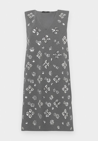Robe sans manches grise avec décolleté en V, ornée de sequins argentés formant des motifs floraux et en diamants sur le tissu.