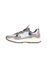 Scarpa sportiva grigia e bianca realizzata in materiali in suede e mesh, con punta tonda, lacci neri e un accento rosso sul tallone. Suola testurizzata.