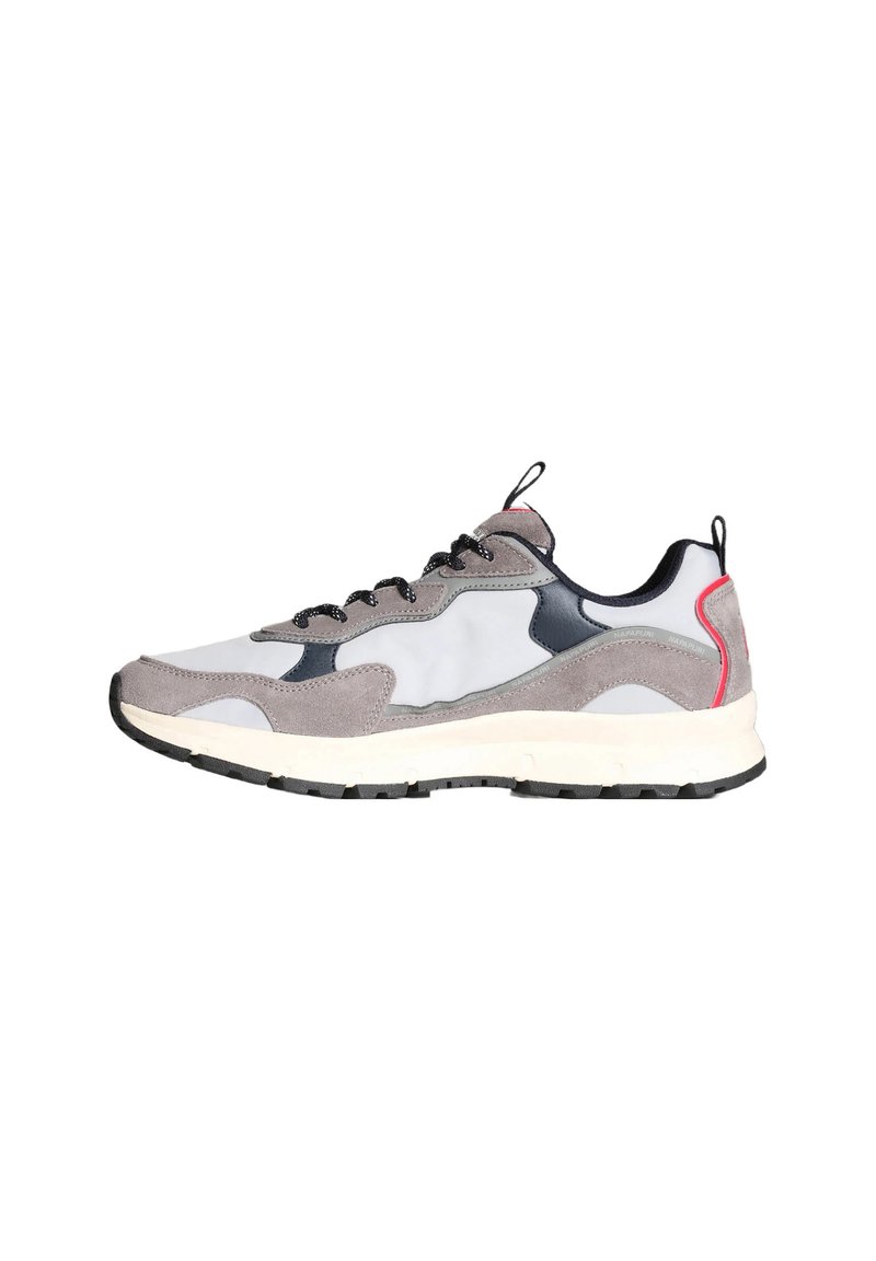 Scarpa sportiva grigia e bianca realizzata in materiali in suede e mesh, con punta tonda, lacci neri e un accento rosso sul tallone. Suola testurizzata.